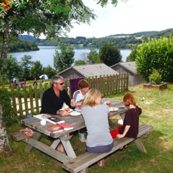 les-rives-du-lac-du-laouzas-nages-gfkw0