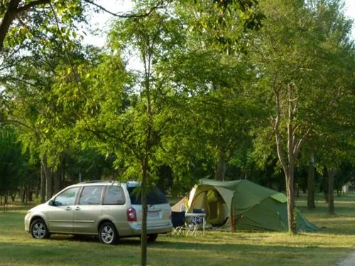 camping-a-la-ferme-de-loup-claude-aigues-mortes-h5yyh