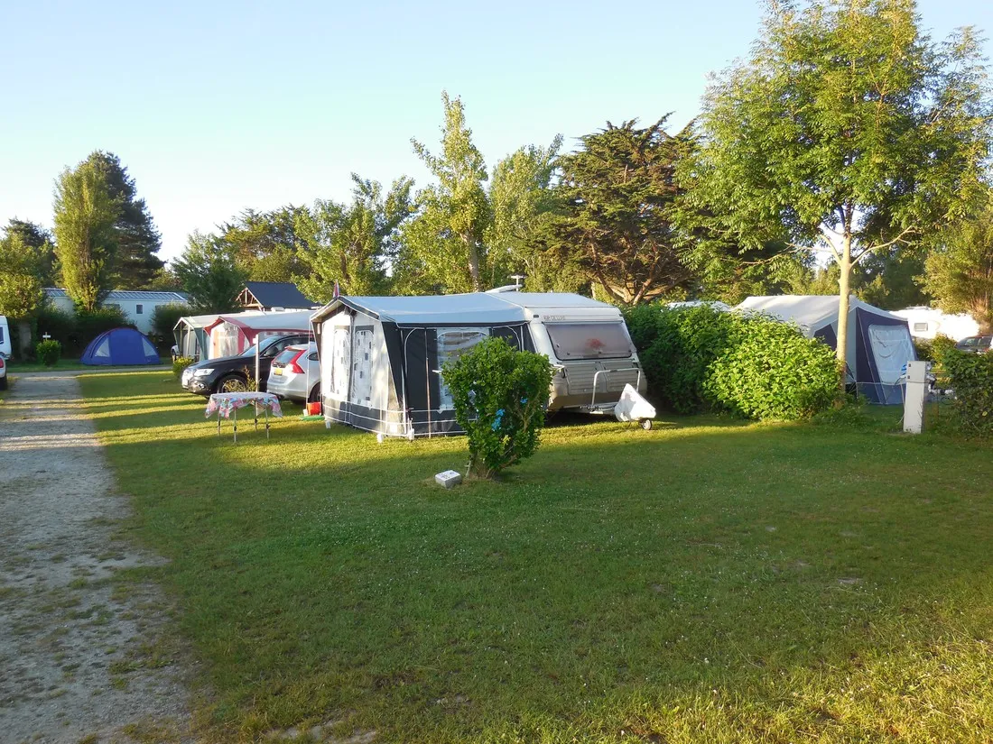 flower-camping-longchamp-st-lunaire-cpgmx
