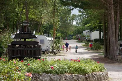 camping-le-pressoir-petit-palais-et-cornemps-luxhr