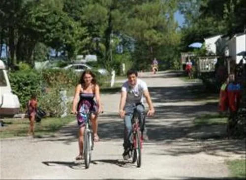 camping-le-pressoir-petit-palais-et-cornemps-vsdlz