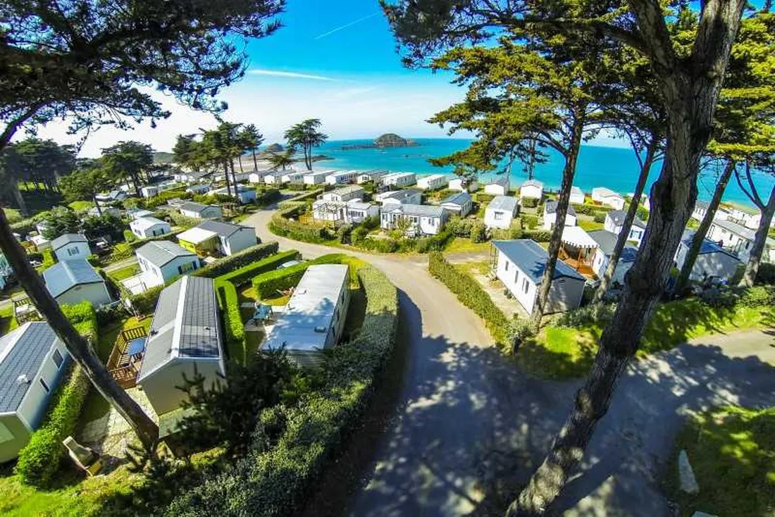 camping-les-chevrets-st-coulomb-yowec