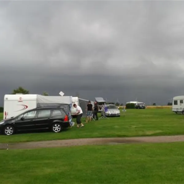 camping-am-deich-nordsee-krummhrnupleward-troem