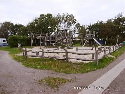 camping-am-deich-nordsee-krummhrnupleward-vtnb8