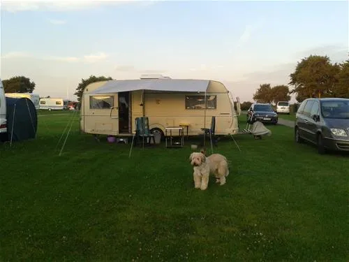 camping-am-deich-nordsee-krummhrnupleward-vueul