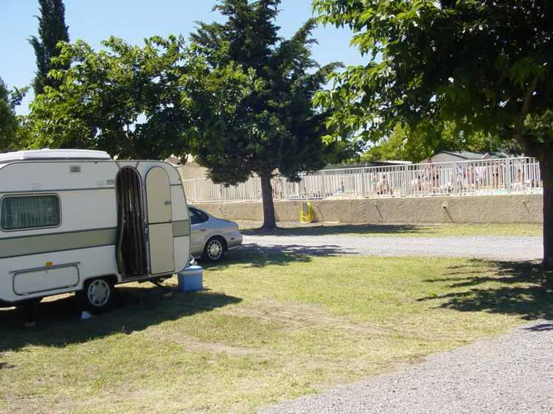camping-le-pin-parasol-st-thibery-wv0y3