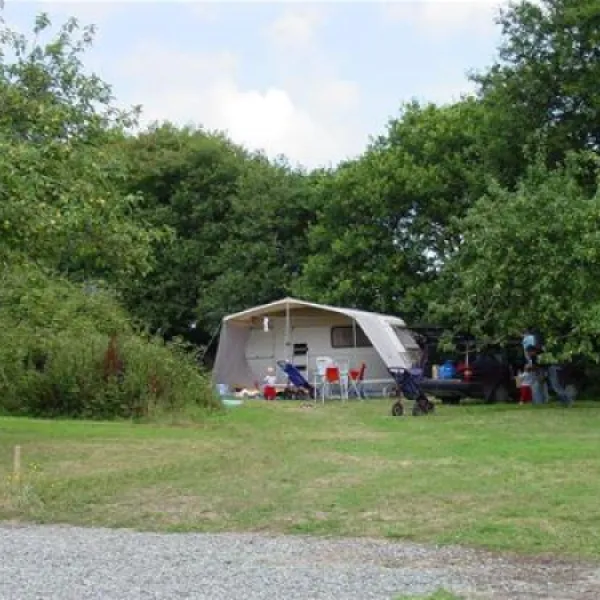 camping-aire-naturelle-le-coq-hardi-hengoat-dwnjg