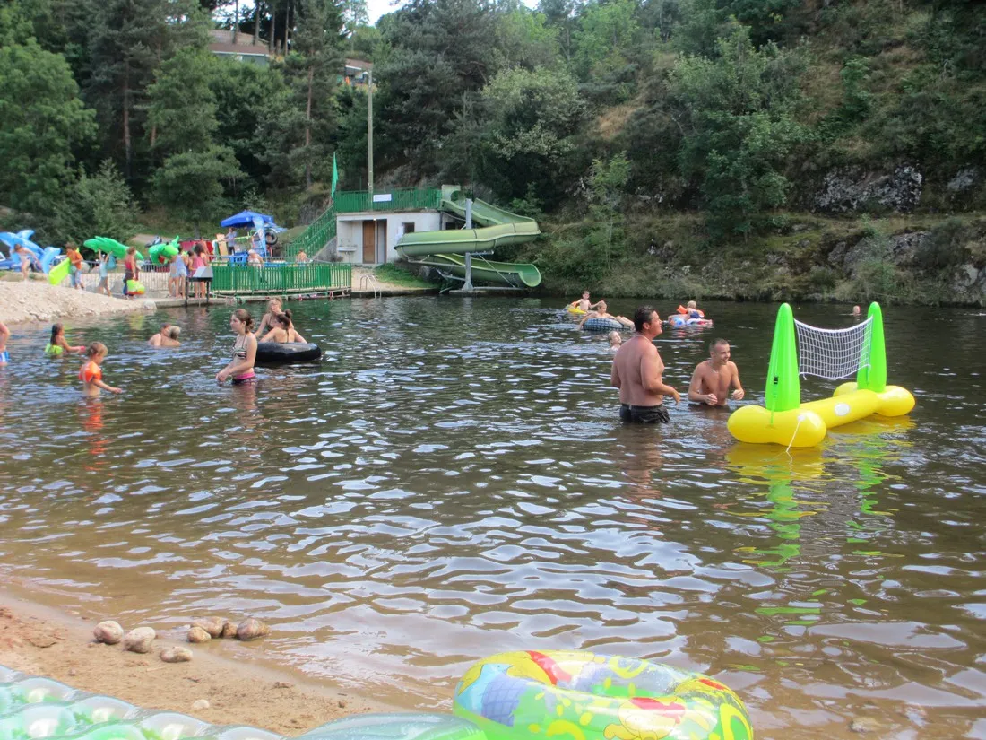 camping-le-soleil-rouge-ardche-hxlnw