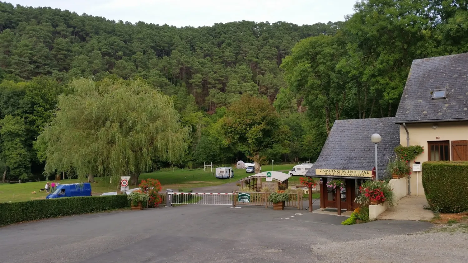 camping-municipal-des-alpes-mancelles-saint-lonard-des-bois-qny05
