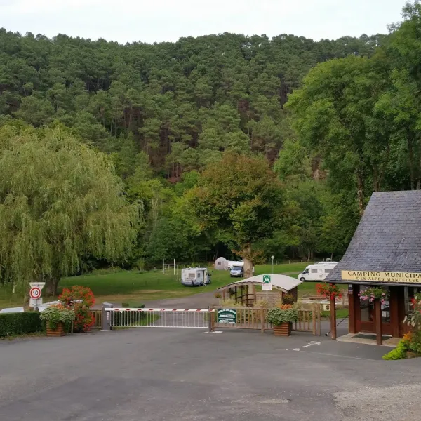 camping-municipal-des-alpes-mancelles-saint-lonard-des-bois-qny05