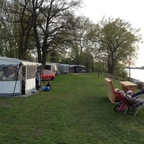 camping-land-an-der-elbe-bei-hamburg-stove-bei-drage-mhjpv