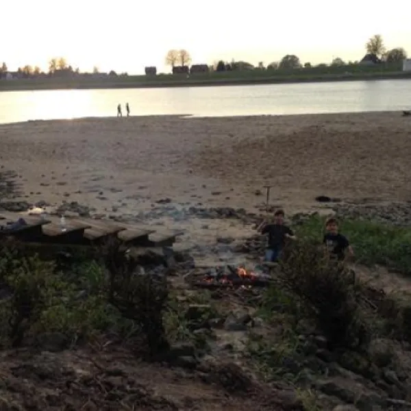 camping-land-an-der-elbe-bei-hamburg-stove-bei-drage-puqk5