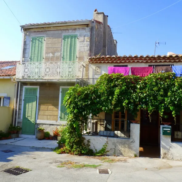 les-chalets-de-la-mer-carro-cw3n6