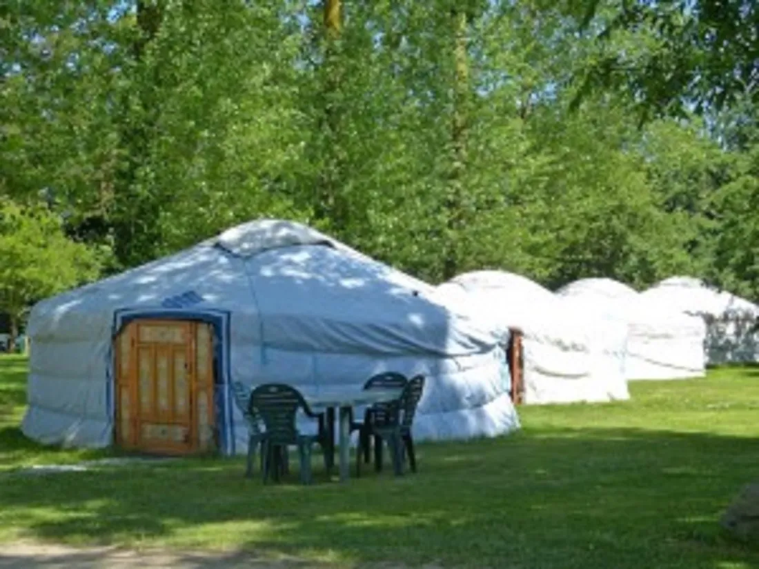 village-de-yourtes-plessix-balisson-qtvxt
