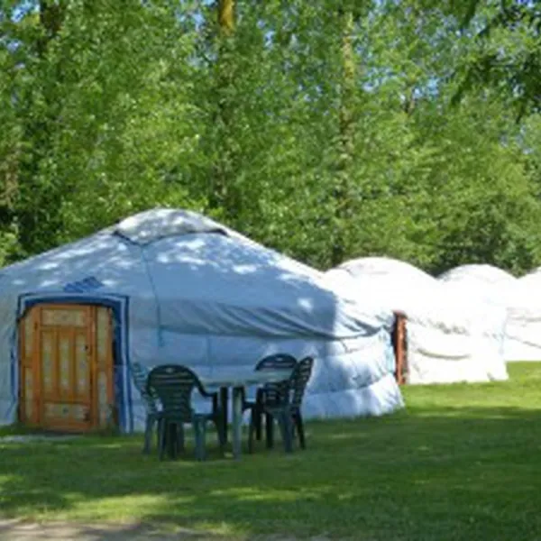 village-de-yourtes-plessix-balisson-tqlrz