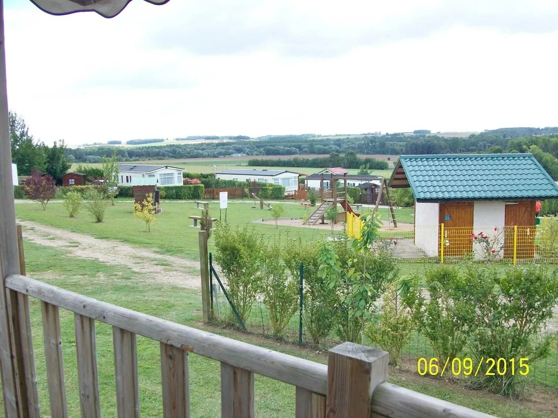 le-pont-rouge-et-les-vignes-chipilly-gljcu